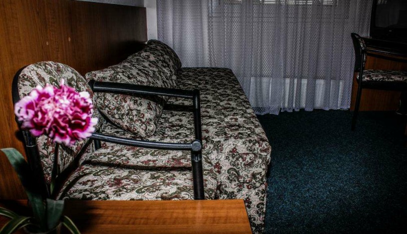 HOTEL MORAVA** Uherské Hradiště - Apartmán, dvoulůžkový pokoj s vanou, jednolůžkový pokoj se sprchou, dvoulůžkový pokoj společné soc. zařízení, dvoulůžkový pokoj se sprchou